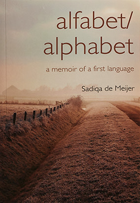 Couverture du livre alfabet/alphabet: a memoir of a first language, de Sadiqa de Meijer